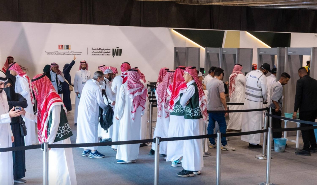 مشاركة الزوار في معرض المدينة المنورة للكتاب مشاركة الزوار في معرض المدينة المنورة للكتاب