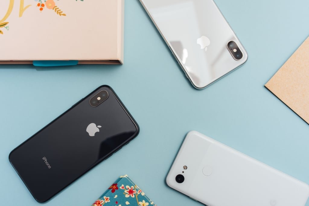 Smartphones اخبار اقتصادية والعملات الرقمية والذكاء الاصطناعي
