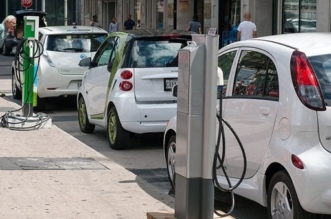 ثورة السيارات الكهربائية تنذر بجبالٍ من نفايات البطاريات السامة في أوروبا