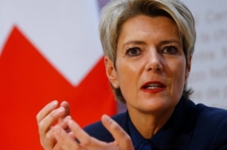 وزيرة المالية السويسرية تحذر من أن قواعد تصفية البنوك الكبرى لا تعمل