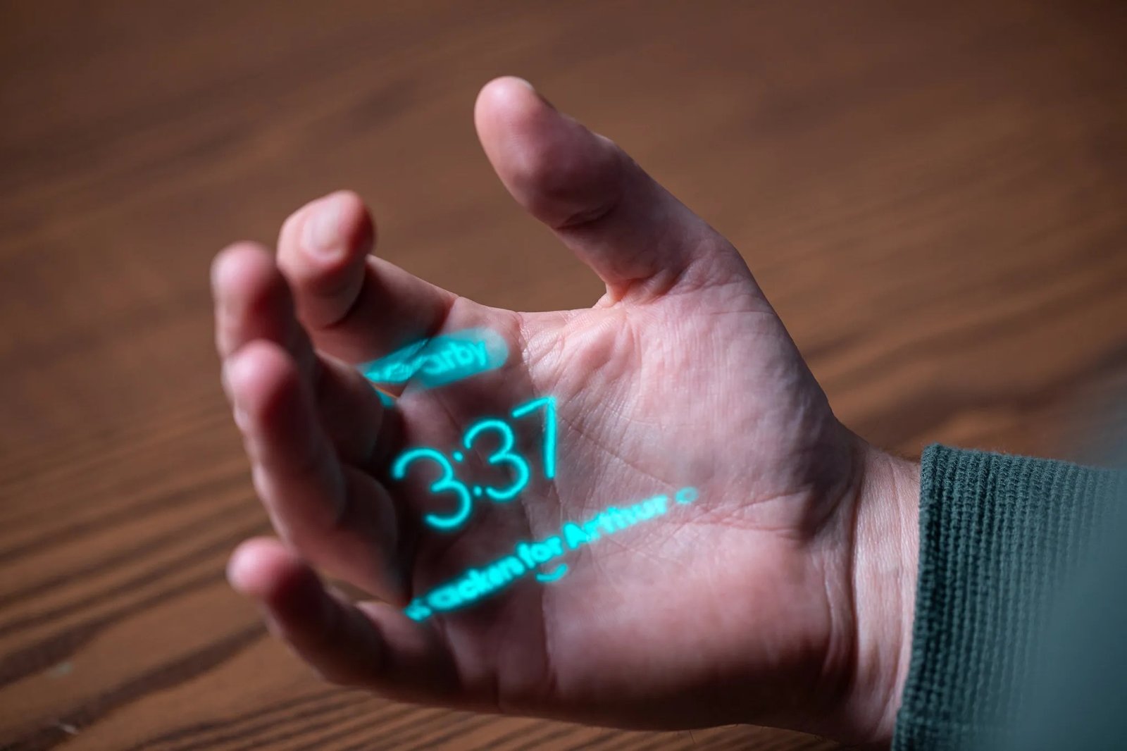 Humane AI Pin: مستقبل الهواتف بدون شاشات 3 Humane AI Pin ودوره في تعزيز التفاعل البشري